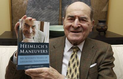 El doctor Henry Heimlich, con un ejemplar de sus memorias. 