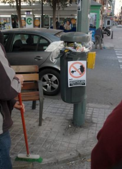 Un vecino de El Cabanyal, en Valencia, barre la calle.