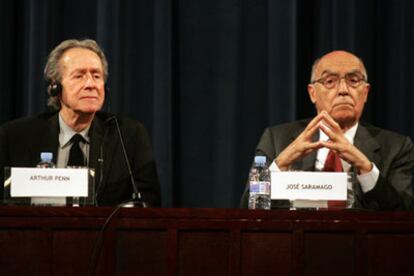 Arthur Penn, a la izquierda, y José Saramago, ayer en la Filmoteca de Madrid.