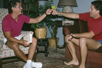 Greg Louganis (a la izquierda) en 1988 con el que era su manager y pareja Jim Babbit.