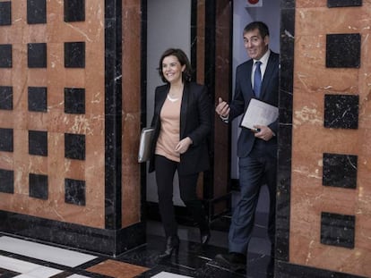 Soraya S&aacute;enz de Santamar&iacute;a, con el presidente de Canarias, Fernando Clavijo, este lunes.