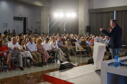 El secretario general de los socialistas andaluces, Juan Espadas, durante su intervención en la celebración del comité director del partido, este jueves en Sevilla.