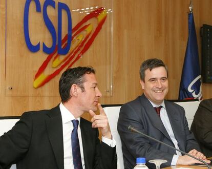 El exciclista Pipe G&oacute;mez, junto al secretario de Estado para el Deporte, Miguel Cardenal, en 2012.