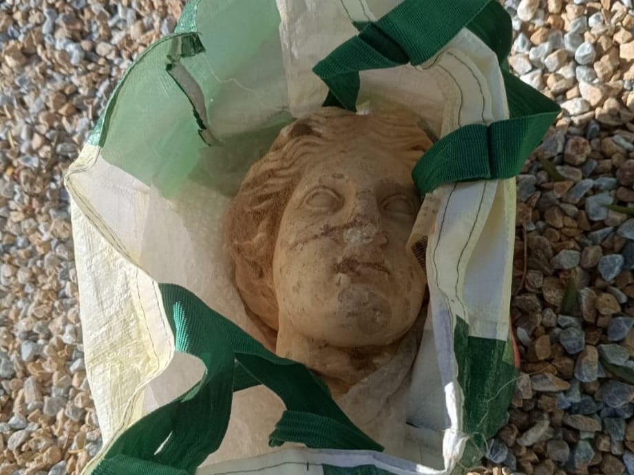 La asombrosa Venus de Alicante: una cabeza de 2.000 años asoma entre piedras, litronas y una bolsa del súper