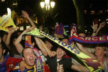 Seguidores del Barça celebran el triunfo en Las Ramblas de Barcelona.
