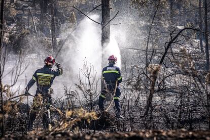 Los bomberos refrescan los alrededores de Montán en el incendio entre Teruel y Castellón del pasado mes de marzo.