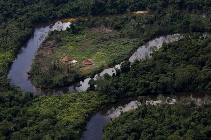 Aldeia Yanomami vista durante operação contra o garimpo ilegal de ouro em terras indígenas.