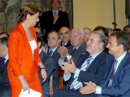 Magdalena Álvarez, junto a José Luis Rodríguez Zapatero y Pedro Solbes, en la presentación del PEIT.