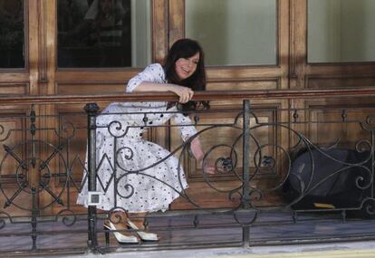 President Cristina Fernández de Kirchner jokes with her supporters at Casa Rosada in Buenos Aires.