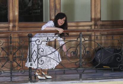 President Cristina Fern&aacute;ndez de Kirchner jokes with her supporters at Casa Rosada in Buenos Aires. 