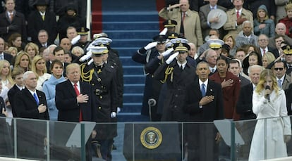 El presidente, Donald Trump, y el vicepresidente, Mike Pence, escuchan el himno nacional interpretado por Jackie Evancho ante la presencia de Barack y Michelle Obama.