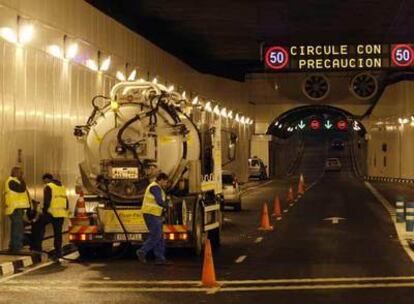 Varios operarios achican el agua con un camión bomba en el túnel de Ventisquero de la Condesa, que también sufrió inundaciones.