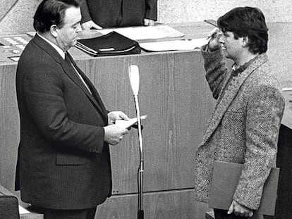 Abril de 1985: Joschka Fischer, líder de Die Grünen, jura como ministro de Medio Ambiente del estado de Hesse.