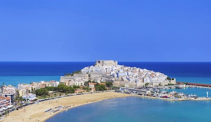 Located near the Sierra de Irta natural park, the historic quarter of Peñiscola sits atop a bed of rock, which is crowned by the Papa Luna castle. More information: peniscola.es