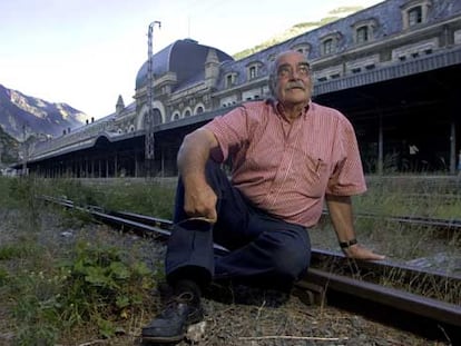 José Antonio Labordeta, en la estación de Canfranc, Huesca.