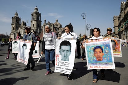 Familiares dos 43 estudantes desaparecidos em 2014 na localidade mexicana de Ayotzinapa se manifestam na Cidade do México, em janeiro.