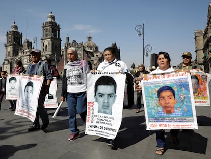 Familiares dos 43 estudantes desaparecidos em 2014 na localidade mexicana de Ayotzinapa se manifestam na Cidade do México, em janeiro.