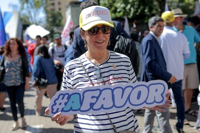 Una mujer participa en un mítin 'a favor'  de la nueva constitución de Chile, en Santiago, en 2023.