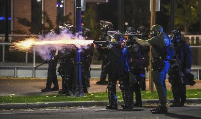 Agentes de la policía disparan a un grupo de manifestantes en Spokane, Washington, esta madrugada. Al menos 25 grandes ciudades del país afrontaban la noche bajo toque de queda ante el aumento en virulencia y extensión de las protestas, ya casi disturbios, contra el racismo en las fuerzas de seguridad.