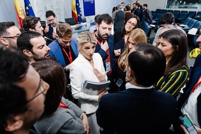 La vicepresidenta segunda y ministra de Trabajo y Economía Social, Yolanda Díaz, atiende a los medios de comunicación este martes tras la rueda de prensa posterior al Consejo de Ministros.