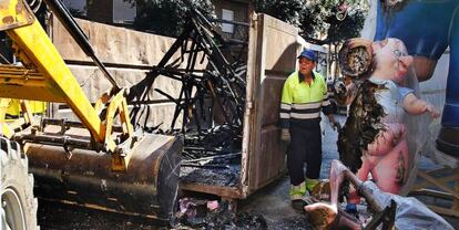 Un fuego intencionado arrasa parte de la falla de Molinell-Alboraya.