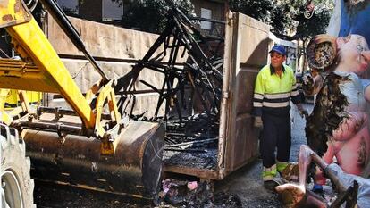 Un fuego intencionado arrasa parte de la falla de Molinell-Alboraya.