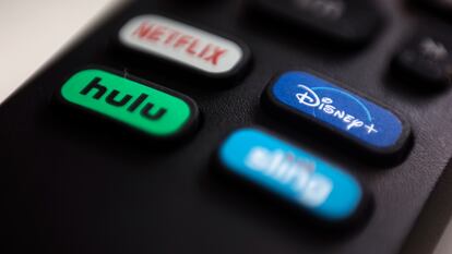 Logos de Hulu y Disney+.