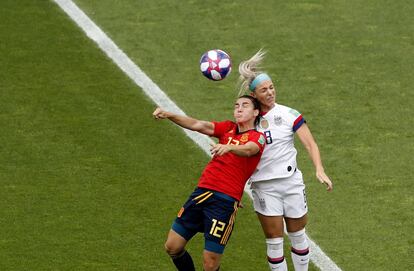 Patri Guijarrod disputa un balón con Julie Ertz.