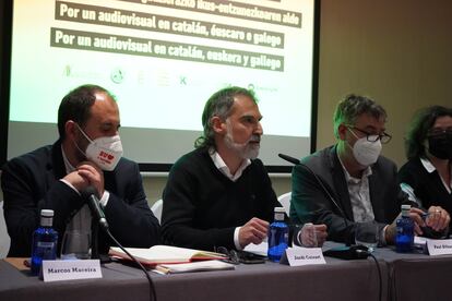 Marcos Maceira (Mesa Pola Normalización), Jordi Cuixart (Òmnium Cultural) y Paul Bilbao (Konstseilua), este miércoles, en rueda de prensa en Madrid.