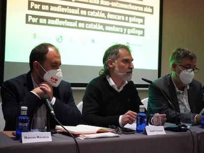 Marcos Maceira (Mesa Pola Normalización), Jordi Cuixart (Òmnium Cultural) y Paul Bilbao (Konstseilua), este miércoles, en rueda de prensa en Madrid.