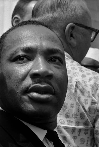 El reverendo Martin Luther King, el día en que pronunció su célebre discurso 'I have a dream' (Yo tengo un sueño). "Pocas veces me he sentido tan violentamente conmovido por el valor de la oratoria", cuenta Meneses en sus memorias. "En aquel momento estaba convencido de estar viviendo Historia con mayúscula. Miré a mi alrededor. Los rostros estaban iluminados de alegría pero las lágrimas corrían lentas por las caras blancas y negras. Así no tuve que preocuparme por las mías".