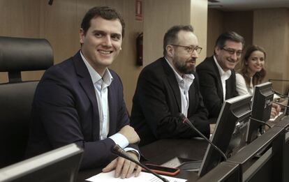 Albert Rivera junto con Juan Carlos Girauta (2i) en la reunión del grupo.