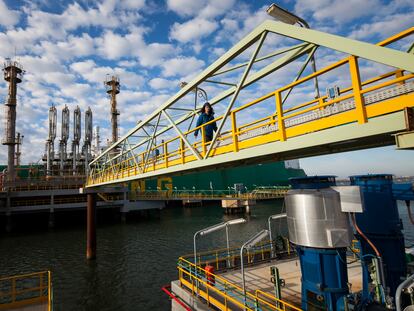 La planta de regasificación de Enagás en Huelva, situada en la desembocadura de los ríos Tinto y Odiel.