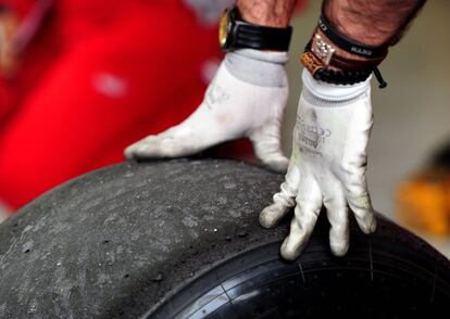 Un operario de Ferrari retira una de las ruedas empleadas por Felipe Massa durante los primeros entrenamientos del GP de China.