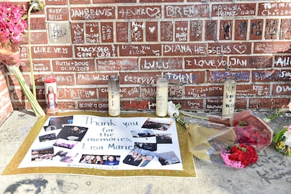 El día antes del funeral, velas, flores y escritos se acumulaban en las puertas de Graceland, como este cartel, repleto de fotografías, donde se lee "Gracias por los recuerdos, Lisa Marie".