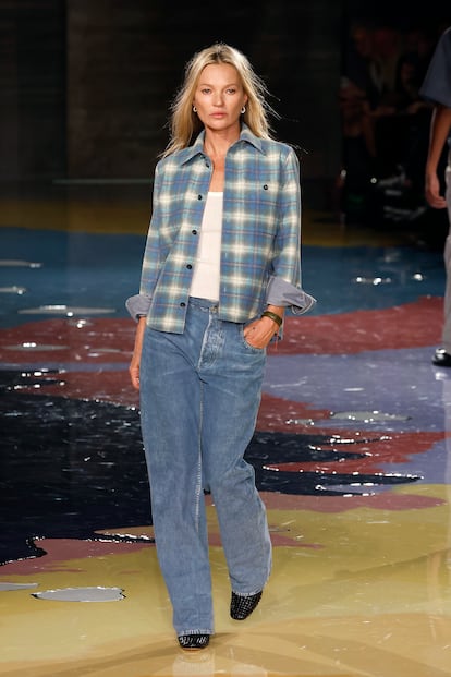 Una de las creaciones ms impactantes de Blazy fue una sencilla camisa de franela con unos vaqueros. Kate Moss luci el conjunto en el desfile de la coleccin primavera-verano 2023 de la semana de la moda de Miln. Sobre la pasarela, nada era lo que pareca: la franela y el 'denim' eran en realidad piel tratada para dar la apariencia de tejidos.