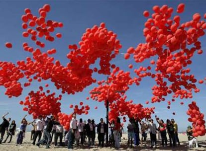 Miles de globos volaron el viernes sobre Copacabana, como símbolo de las personas que morirán violentamente en los próximos seis meses