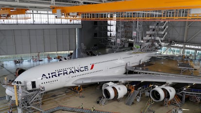 Un avión de la compañía Air France en el hangar del aeropuerto Charles de Gaulle, cerca de París