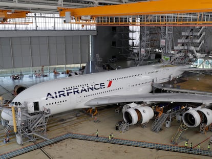 Un avión de la compañía Air France en el hangar del aeropuerto Charles de Gaulle, cerca de París