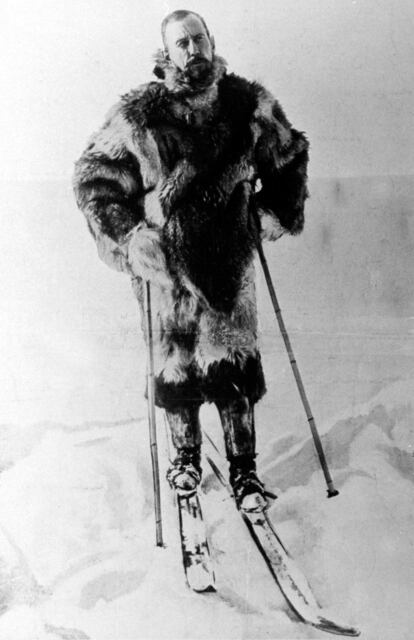 Roald Amundsen, pertrechado con pieles y unos esquís, durante la expedición al Polo Sur.