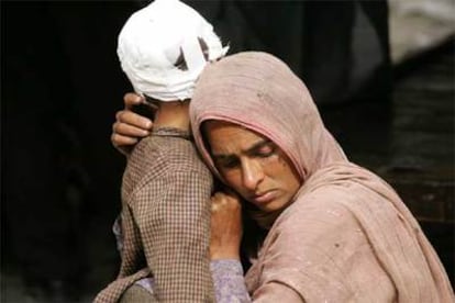 Una mujer abraza a su hijo, herido en el terremoto, en la localidad de Kamah, en la Cachemira administrada por India.