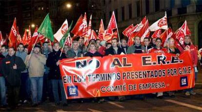 Unos 1.500 trabajadores de General Motors se manifiestan por el centro de Zaragoza contra el ERE que prevé despedir temporalmente a 7.500 empleados.