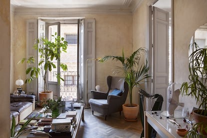 La sala de estar con mobiliario diseñado por el estudio de Alberto Gobbino Ciszak, Ciszak Dalmas. El sofá es heredado, la lámpara proviene del rastro y el sillón es de Ikea.<br><br>El resultado de semejante prospección recuerda mucho a la seductora decadencia de algunos palazzi italianos: <i>“Es cierto que tiene ese aire, pero surgió un poco sin querer, casi porque lo demandaba el espacio”. Un piso que, en definitiva, se ve vivido: “Es lo bueno que tiene la imperfección, hace que el lugar tenga su propia historia. También nuestra huella quedará grabada”</i>.<br>