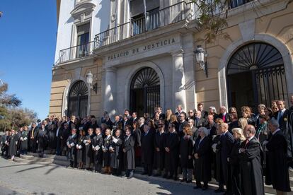 Concentración de magistrados y jueces de la Audiencia de Cádiz el 14 de noviembre contra el acuerdo del PSOE y Junts para la investidura de Pedro Sánchez.