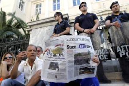 Varios empleados de la radiotelevisión pública griega ERT permanecen sentados en las escaleras del Consejo de Estado (tribunal administrativo en el país), en Atenas, Grecia. EFE/Archivo
