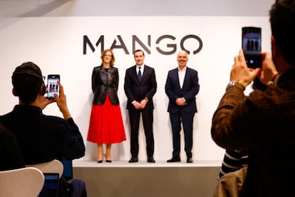 La directora financiera de Mango, Margarita Salvans, junto al consejero delegado y presidente del grupo, Toni Ruiz, y su director de expansión, Daniel López, en la presentación de resultados anuales de la compañía textil, este lunes.