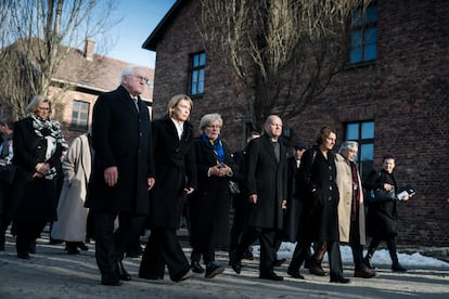 El canciller alemán, Olaf Scholz (en el centro), y el presidente, Frank-Walter Steinmeier (a la izquierda), entran en el antiguo campo de concentración nazi de Auschwitz-Birkenau, Polonia, en el 80 aniversario de la liberación del campo.