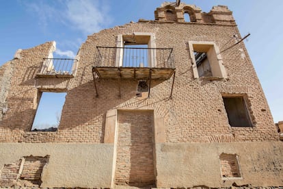 Restos de la fachada de una casa en la calle Mayor del Pueblo Viejo de Belchite.