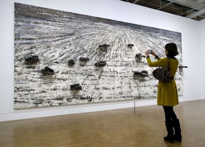 Una visitante delante de &#039;Aschenblume&#039;, de Anselm Kiefer, en el Pompidou.