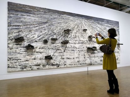 Una visitante delante de &#039;Aschenblume&#039;, de Anselm Kiefer, en el Pompidou.